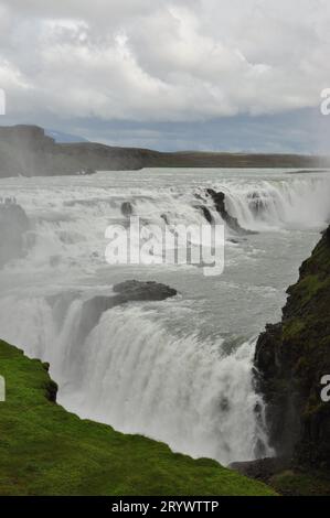 Luftaufnahme des schaumigen Gullfoss Falls Wasserfalls im Hvita Fluss in Island Stockfoto