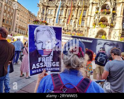 München, Bayern, Deutschland. Oktober 2023. Nach drei Jahren gewalttätiger Angriffe auf Journalisten fördern die so genannten Corona Rebels und die Wau Holland Foundation die „Free Julian Assange“-Bewegung/Tarnorganisation und marschieren für Pressefreiheit. (Bild: © Sachelle Babbar/ZUMA Press Wire) NUR REDAKTIONELLE VERWENDUNG! Nicht für kommerzielle ZWECKE! Stockfoto