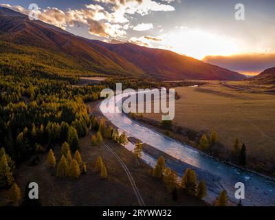 Der wunderschöne Sonnenuntergang im Tal des Katun im Altai-Gebirge, Sibirien, Russland (Luftbild) Stockfoto