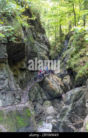 Sonthofen, Deutschland - 17. September 2023: Die Starzlachklamm, eine wunderschöne Schlucht am Fuße des Grunten bei Sonfhofen, Immenstadt im Allgau Stockfoto