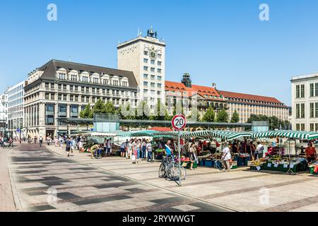 Leipzig, Deutschland - 4. August 2015: Die Menschen genießen Einkaufen auf dem Freilandmarkt am Leipziger Marktplatz mit altem Rathaus im Hintergrund Stockfoto