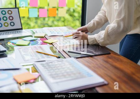 Kreative Idee Geschäftskünstlerin Creative Designerin skizziert grafische Zeichnungen auf Grafiktablett und Farbmuster-Muster-Konzept Stockfoto