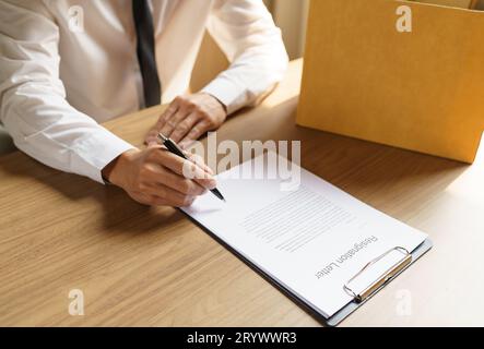 Job beenden Geschäftsmann, der Kündigungsschreiben sendet und Sachen packt, Depression zurücktritt oder Geschäftskarton im Büro trägt. Stockfoto