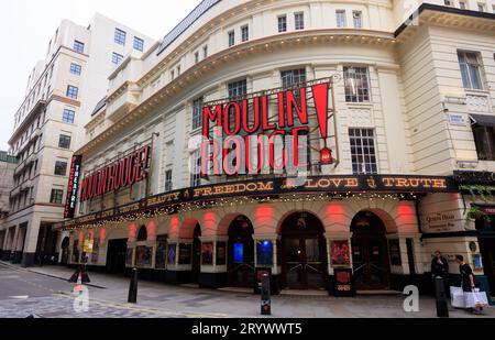 Das Piccadilly Theatre, das Zuhause des Moulin Rouge! Das Piccadilly Theatre ist ein West End Theater an der Kreuzung von Denman Street und Sherwood S Stockfoto