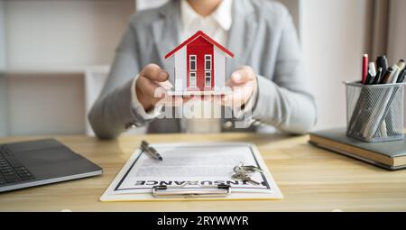 Geschäftsleute, die einen Vertrag mit Immobilienmaklerkonzept für Immobilieninvestitionen abschließen Stockfoto