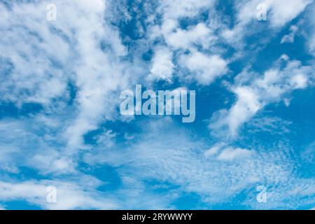 Dramatischer Himmel mit Wolken, dunkle Sturmwolken vor Regen. Stockfoto