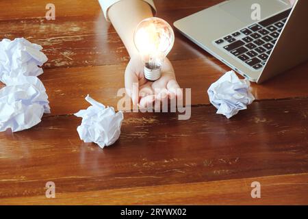 Idee eines Geschäftsmannes, der Glühbirnenkonzept hält Kreativität mit Glühbirnen. Stockfoto