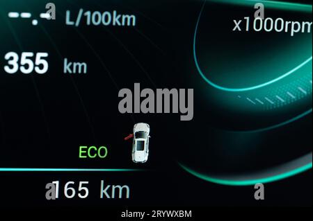 ECO- und Open-Door-Zeichen in der Makroansicht des digitalen Autobildschirms Stockfoto