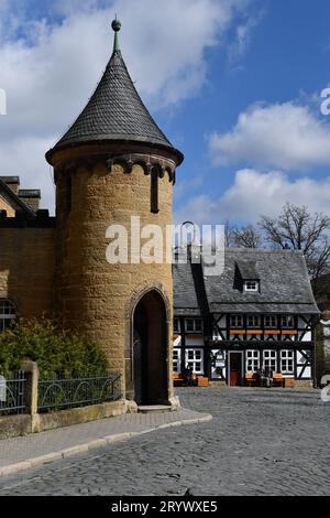 Vertikale Aufnahme eines Turms einer alten mittelalterlichen Schule in Goslar Stockfoto