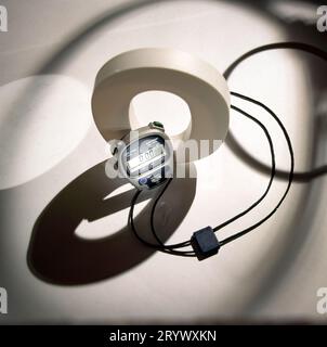 Digitale Stoppuhr, mit auf Null aufliegendem Trageriemen. Stockfoto