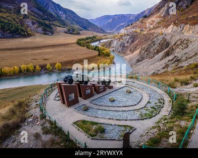 Das sowjetische Lkw-Denkmal in der Nähe des Flusses Katun in der malerischen Landschaft des Altai-Gebirges in Sibirien, Russland Stockfoto
