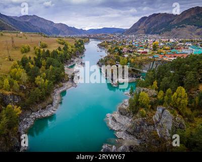 Die Drohnenfotografie des Katun-Flusses mit türkisfarbenem Wasser im Altai-Gebirge in Sibirien, Russland. Stockfoto