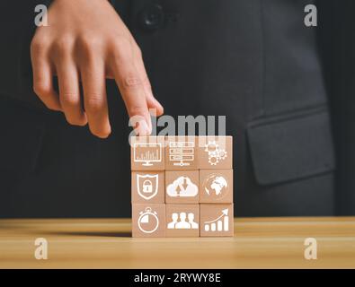 Digitales Transformationsmanagement mit Symbol auf Holzwürfelstapel Stockfoto