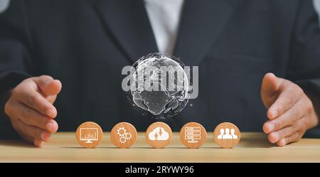 Digitales Transformationsmanagement mit Symbol auf Holzwürfelstapel Stockfoto