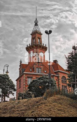 Vertikale Aufnahme eines alten Hafenbüros in Dortmund Stockfoto