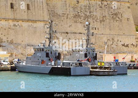 Valletta, Malta - 8. August 2023: Reihe von schnellen Marinepatrouillenbooten in der Hauptstadt Valletta Stockfoto