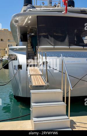 Valletta, Malta - 3. August 2023: Schritte zur Ganway, um an Bord der Luxus-Superyacht Naughty by Nature zu gehen, die im Hafen in drei Städten vertäut ist Stockfoto