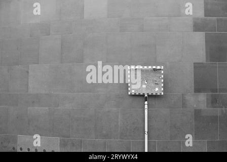 Straßenspiegel vor der Backsteinmauer Stockfoto