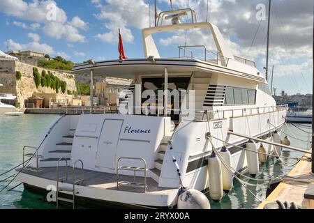 Valletta, Malta - 3. August 2023: Luxusyacht Florence liegt in einem der Häfen der Inselhauptstadt Valletta Stockfoto