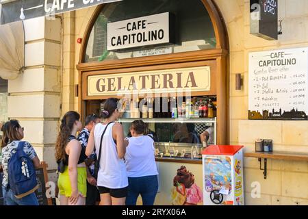 Valletta, Malta - 8. August 2023: Menschen, die in einem Café im Zentrum von Valletta, Malta, Eis kaufen Stockfoto