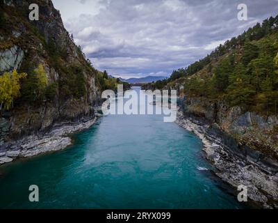 Die Drohnenfotografie des Katun-Flusses mit türkisfarbenem Wasser im Altai-Gebirge in Sibirien, Russland. Stockfoto