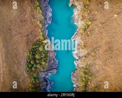 Das Luftbild des malerischen Flusses Katun mit dem türkisfarbenen Wasser im Altai-Gebirge in Sibirien, Russland. Stockfoto