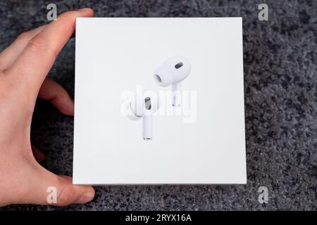 Jurmala, Lettland - 21 09 2023: In Frauenhand weiße Box mit AirPods Pro 2. Generation mit aktiver Geräuschminimierung. Stockfoto