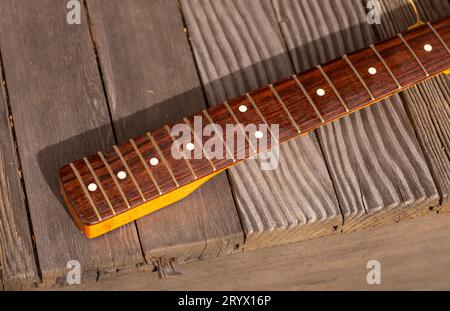 VERMONT, USA - Nahaufnahme von Fender Stratocaster Griffbrett auf Holzveranda. Stockfoto