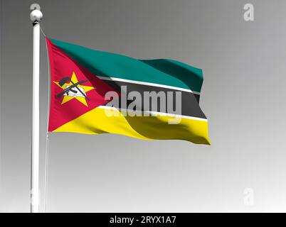 Mosambikanische Nationalflagge, die auf grauem Hintergrund winkt Stockfoto