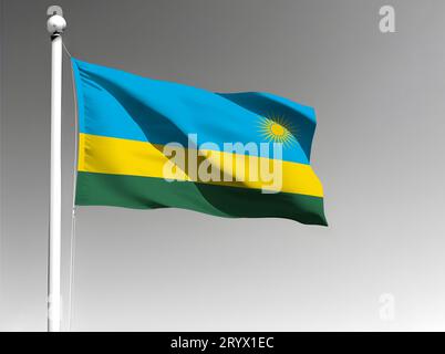 Ruandische Nationalflagge, die auf grauem Hintergrund winkt Stockfoto