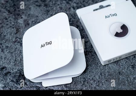 Jurmala, Lettland - 21 09 2023: Box mit AirTag Apple auf dem Tisch. Air Tag Gadget, um deine Sachen zu verfolgen. Stockfoto