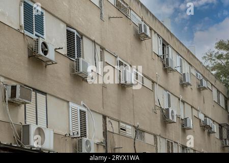 Typische alte Architektur in israel. Alte Gebäude mit Klimaanlagen und Rohrleitungen für Klempner an der Wand. Stockfoto