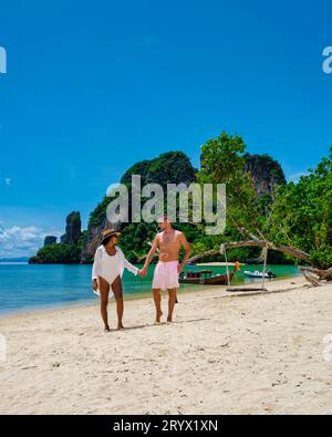 Koh Phakbia Island in der Nähe von Koh Hong Krabi, wunderschöner weißer Sandstrand von Krabi Thailand. Junge asiatische Frau und europäische Männer auf der Stockfoto