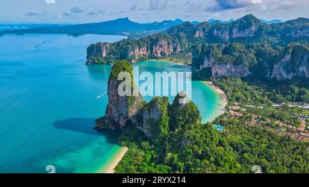 Railay Beach Krabi Thailand, tropischer Strand von Railay Krabi, Drone Luftaufnahme von Panoramablick auf den idyllischen Railay Beach in Thai Stockfoto