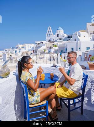 Paare im Urlaub in Santorin Griechenland, Männer und Frauen besuchen das weiß getünchte griechische Dorf Pyrgos Stockfoto