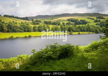 07.08.2023 Ladybower Reservoir, derbyshire, Vereinigtes Königreich. Ladybower Reservoir ist ein großes Y-förmiges künstliches Reservoir, das niedrigste von drei im Upper Derwen Stockfoto