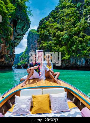 Luxus-Longtail-Boot in Krabi Thailand, Paar Mann und Frau auf einer Reise auf der tropischen Insel 4 Inseltour in Krabi Thailand. A Stockfoto