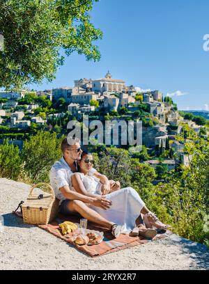 Ein Paar auf Urlaub in südfrankreich mit Blick auf das alte historische Dorf Gordes Luberon Stockfoto