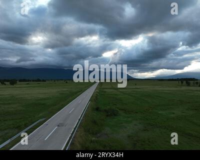 Luftaufnahme einer leeren Landstraße Stockfoto