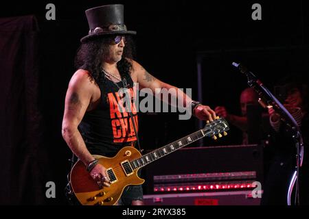 Oktober 2023, San Diego, Kalifornien, USA: Gitarrist Slash die Rockband Guns N' Roses tritt live auf der Bühne im Snapdragon Stadium in San Diego auf. (Bild: © K.C. Alfred/ZUMA Press Wire) NUR REDAKTIONELLE VERWENDUNG! Nicht für kommerzielle ZWECKE! Stockfoto