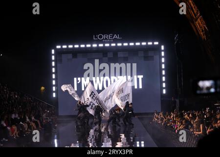 Paris, Frankreich. Oktober 2023. Le Défilé L'Oréal Paris - Gehen Sie während der Pariser Modewoche auf Ihre Kosten Frühling/Sommer 2024 am 1. Oktober 2023 in Paris, Frankreich. (Foto: Lyvans Boolaky/ÙPtertainment/SIPA USA) Credit: SIPA USA/Alamy Live News Stockfoto