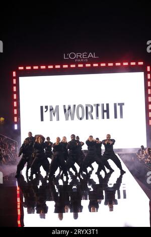 Paris, Frankreich. Oktober 2023. Le Défilé L'Oréal Paris - Gehen Sie während der Pariser Modewoche auf Ihre Kosten Frühling/Sommer 2024 am 1. Oktober 2023 in Paris, Frankreich. (Foto: Lyvans Boolaky/ÙPtertainment/SIPA USA) Credit: SIPA USA/Alamy Live News Stockfoto