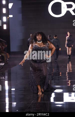 Paris, Frankreich. Oktober 2023. Yseult spaziert auf dem Laufsteg des Le Défilé L'Oréal Paris - Walk Your Worth während der Pariser Fashion Week Ready to Wear Frühjahr/Sommer 2024 am 1. Oktober 2023 in Paris, Frankreich. (Foto: Lyvans Boolaky/ÙPtertainment/SIPA USA) Credit: SIPA USA/Alamy Live News Stockfoto