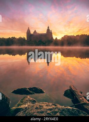 Romantischer Sonnenaufgang über Schloss Johannisburg in Aschaffenburg, Bayern Stockfoto