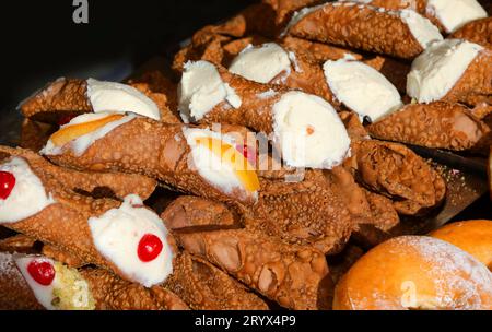 Italienisches Dessert typisch für Sizilien in Italien genannt CANNOLO SICILIANO zum Verkauf Stockfoto