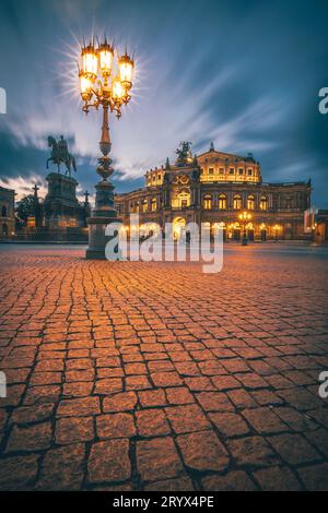 Berühmte Wahrzeichen: Semperoper und ihr idyllischer Platz in der Dresdner Altstadt Stockfoto