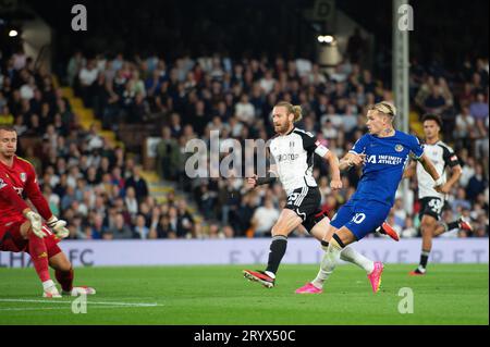 Craven Cottage, Fulham, London, Großbritannien. Oktober 2023. Premier League Football, Fulham gegen Chelsea; Conor Gallagher von Chelsea schießt und erzielt 0-1 in der 18. Minute Credit: Action Plus Sports/Alamy Live News Stockfoto