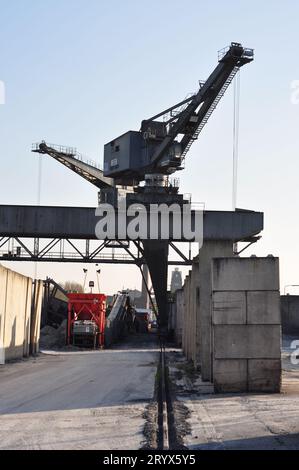 Alter Industriekran im Düsseldorfer Innenhafen Stockfoto