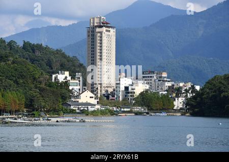 Wunderschöner Blick auf die Gebäude am Ufer des Sun Moon Lake in Taiwan Stockfoto