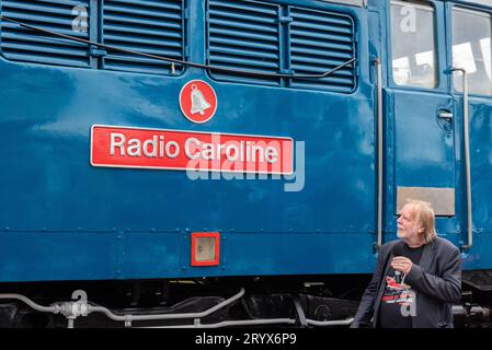 Rick Wakeman im Mangapps Railway Museum in der Nähe von Burnham in Crouch, Essex, Großbritannien, nachdem er ein Radio Caroline-Typenschild auf einer klassischen Diesellokomotive der Klasse 31 vorgestellt hatte Stockfoto